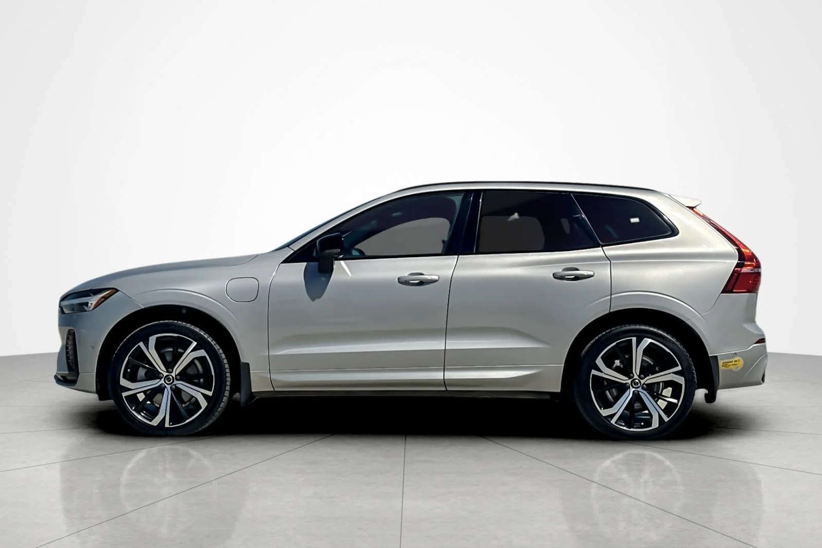 Used 2022 SILVER Volvo R-Design image 2