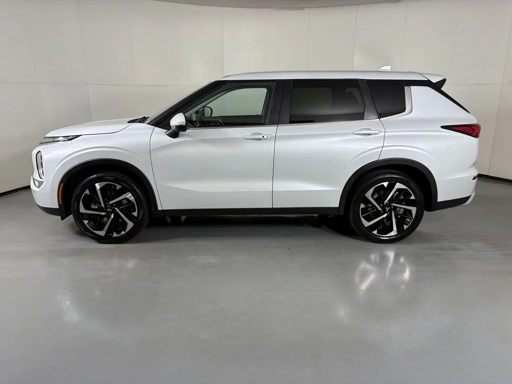 Used 2024 White Mitsubishi SE image 5
