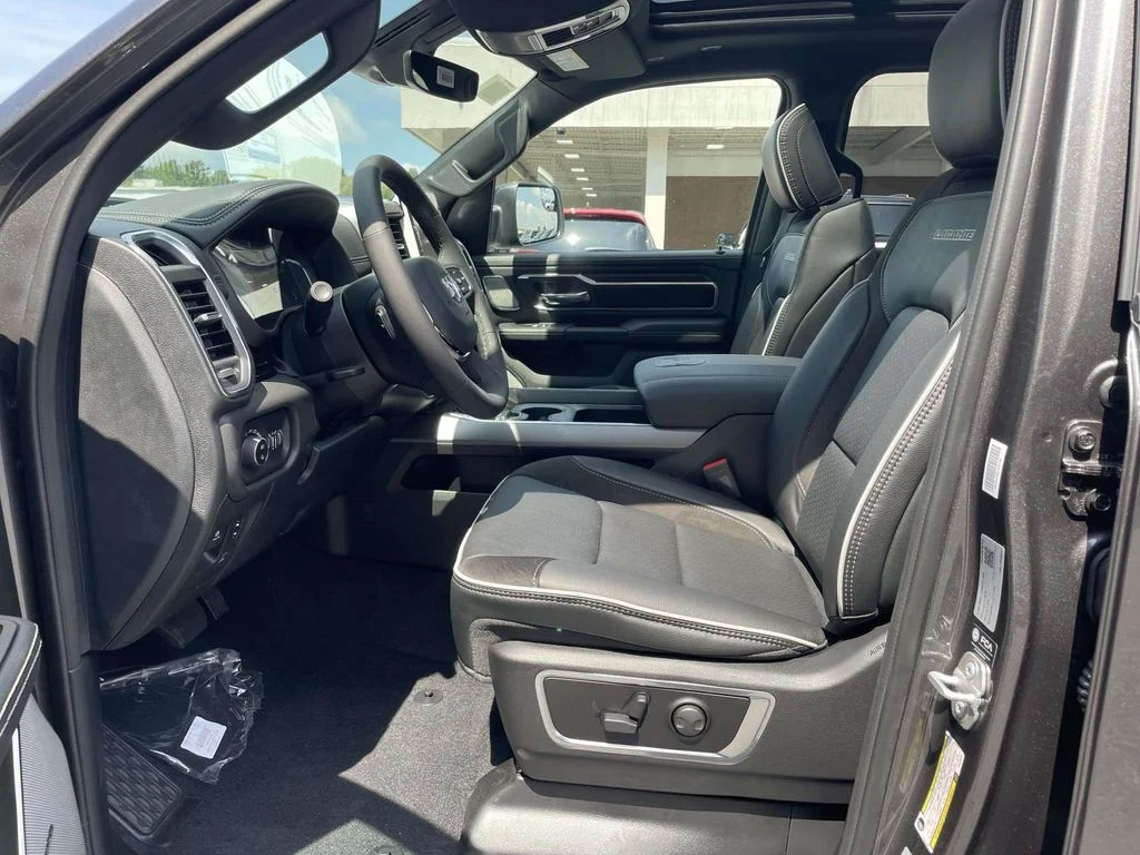 New 2026 Granite Crystal Metallic Clear-Coat Exterior Paint RAM Laramie image 27