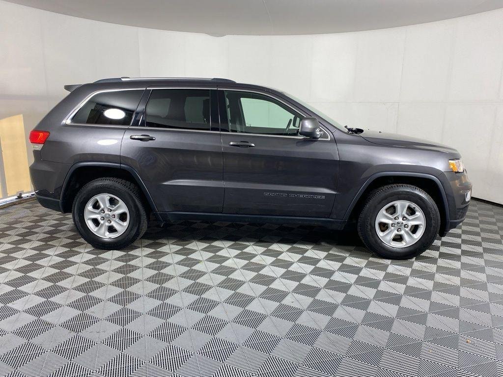 Used 2017 Granite Crystal Metallic Clear Jeep Laredo image 2