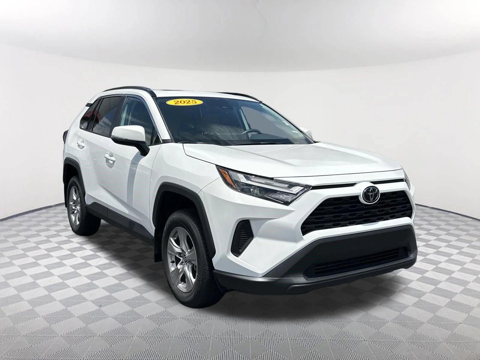 Used 2025 Ice Cap Toyota XLE image 3