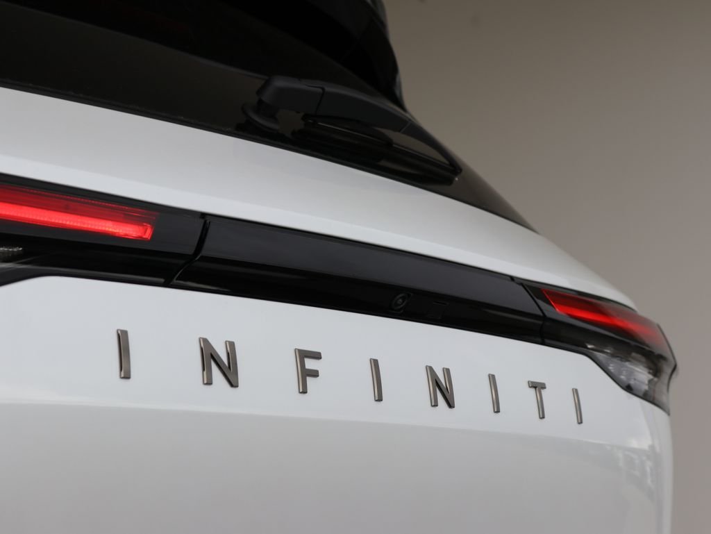 New 2026 2T RAD WHT INFINITI Sport AWD image 35