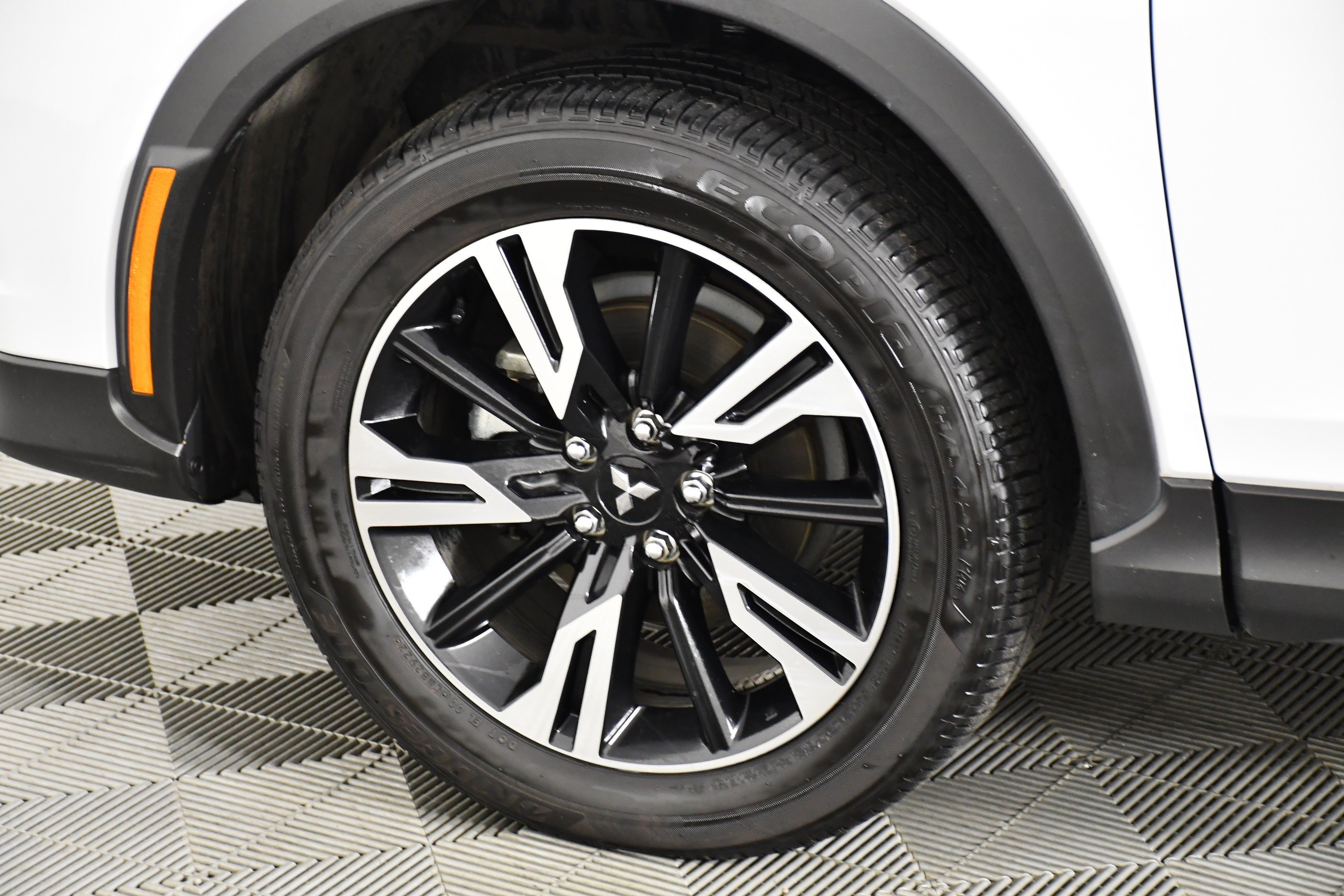 Used 2023 White Diamond Mitsubishi SE image 50