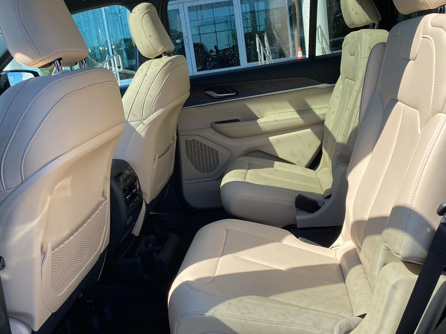 Used 2025 Diamond Black Crystal Pearlcoat Jeep Limited image 12