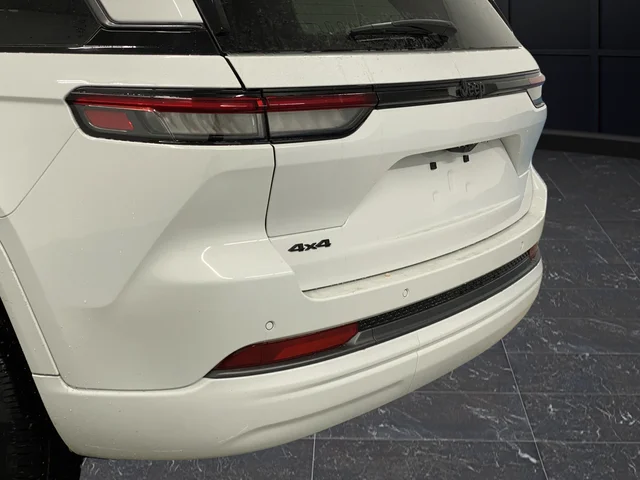 New 2026 Bright White Clear-Coat Exterior Paint Jeep Limited image 38