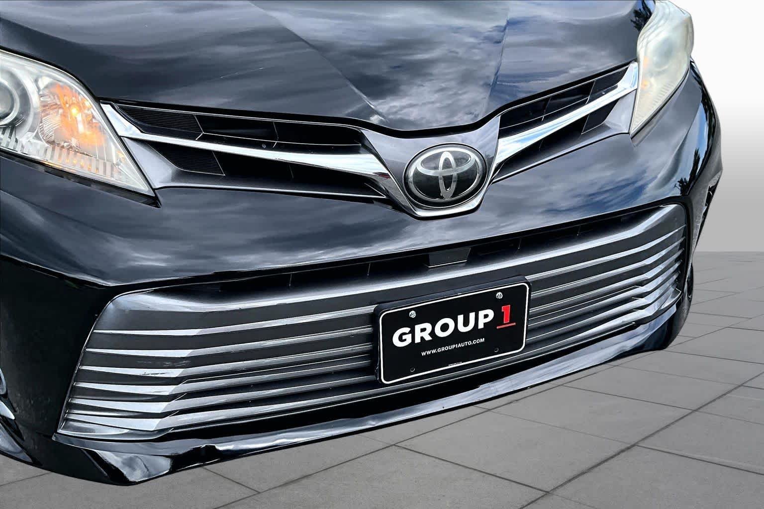 Used 2018 Midnight Black Metallic Toyota XLE image 27