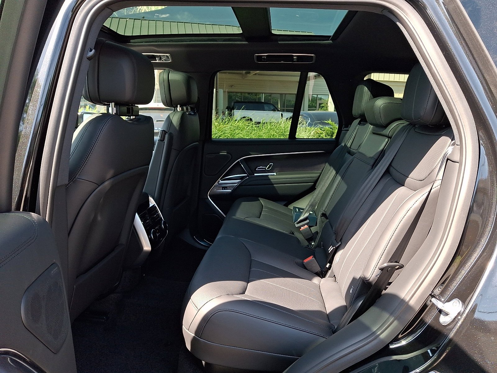 New 2026 Santorini Black Land Rover SE image 7