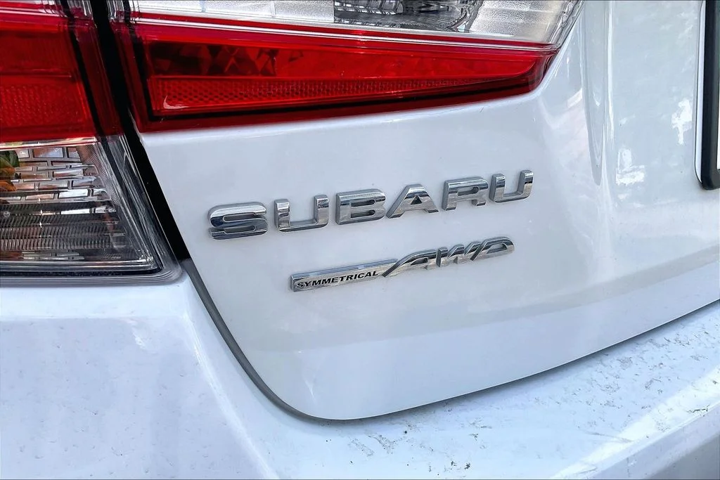 Used 2022 White Subaru Base image 34