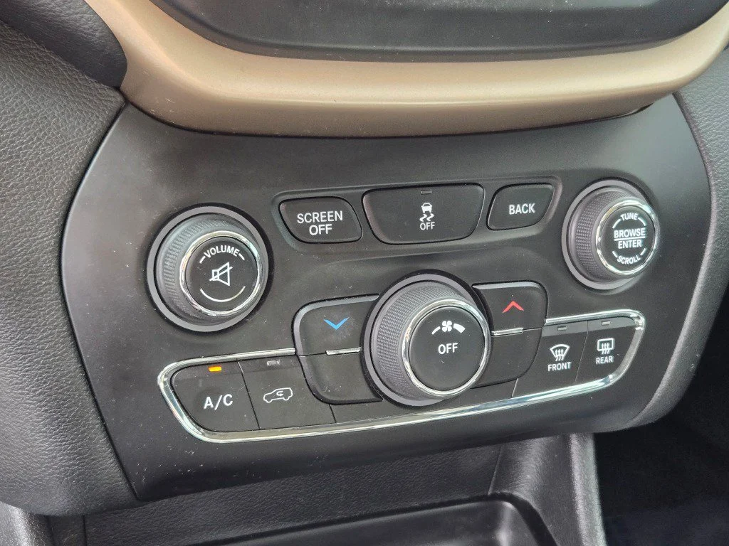 Used 2014 Gray Jeep Latitude image 24