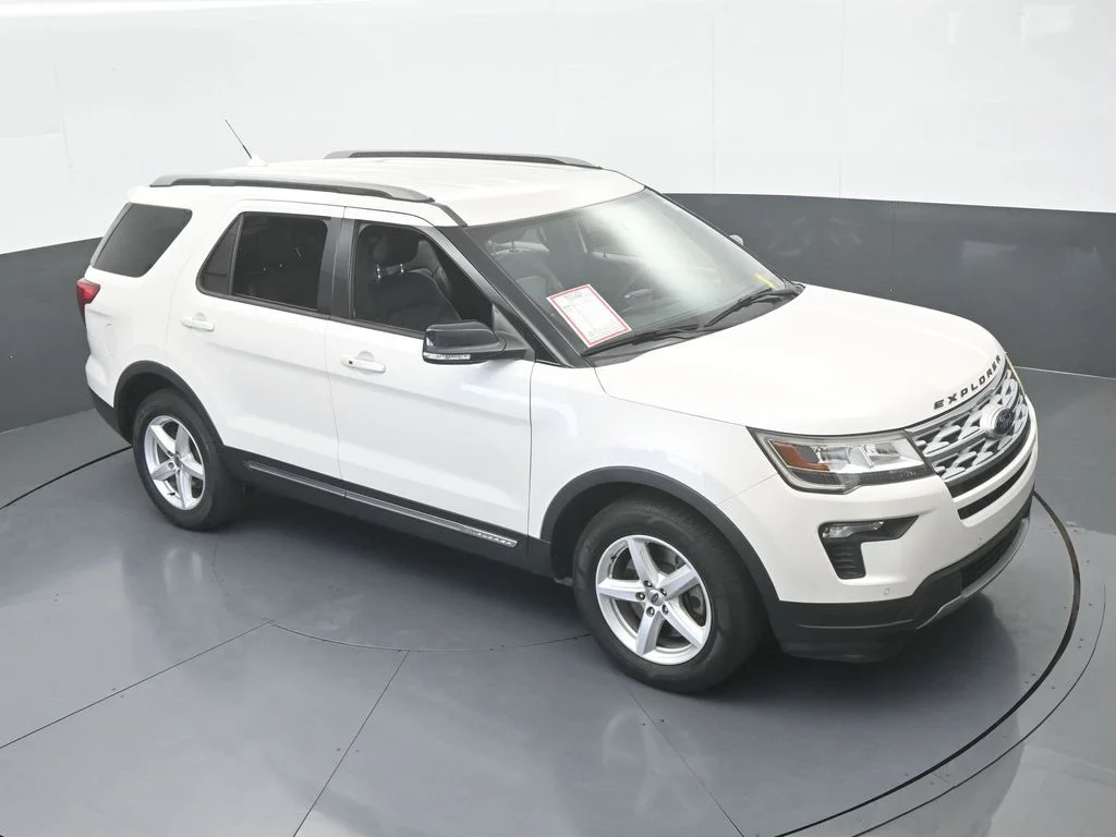 Used 2018 White Platinum Clearcoat Metallic Ford XLT image 55