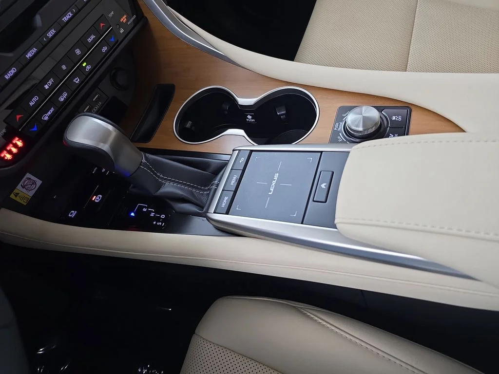 Used 2022 White Lexus 450h image 26