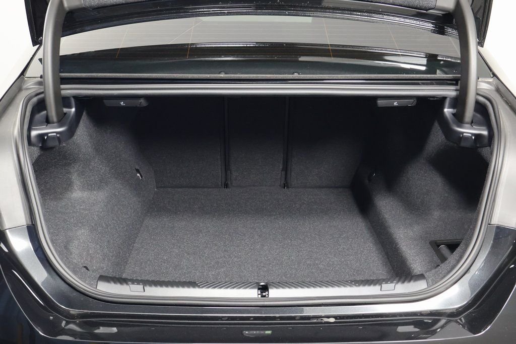2027 BMW 5 Series 550e - Photo 8