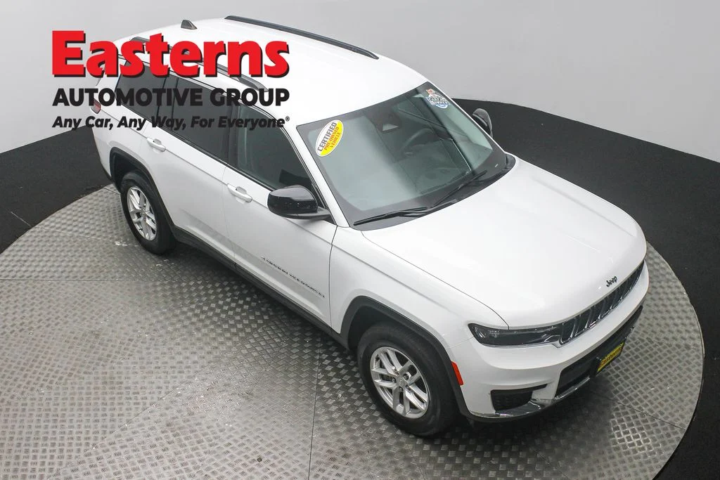 Used 2023 White Jeep Laredo image 3