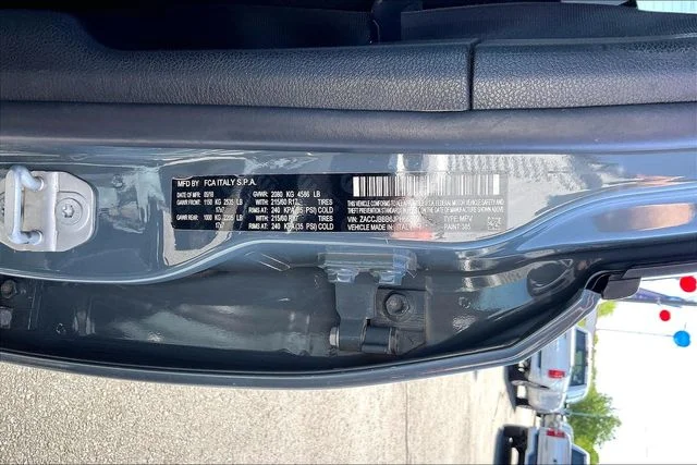 Used 2018 Gray Jeep Latitude image 36