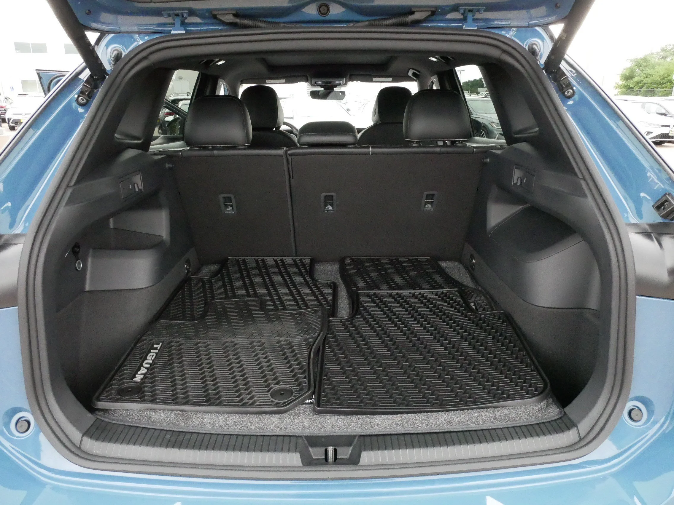 Used 2026 Monterey Blue w/Deep Black Roof Volkswagen SE R-Line Black image 18