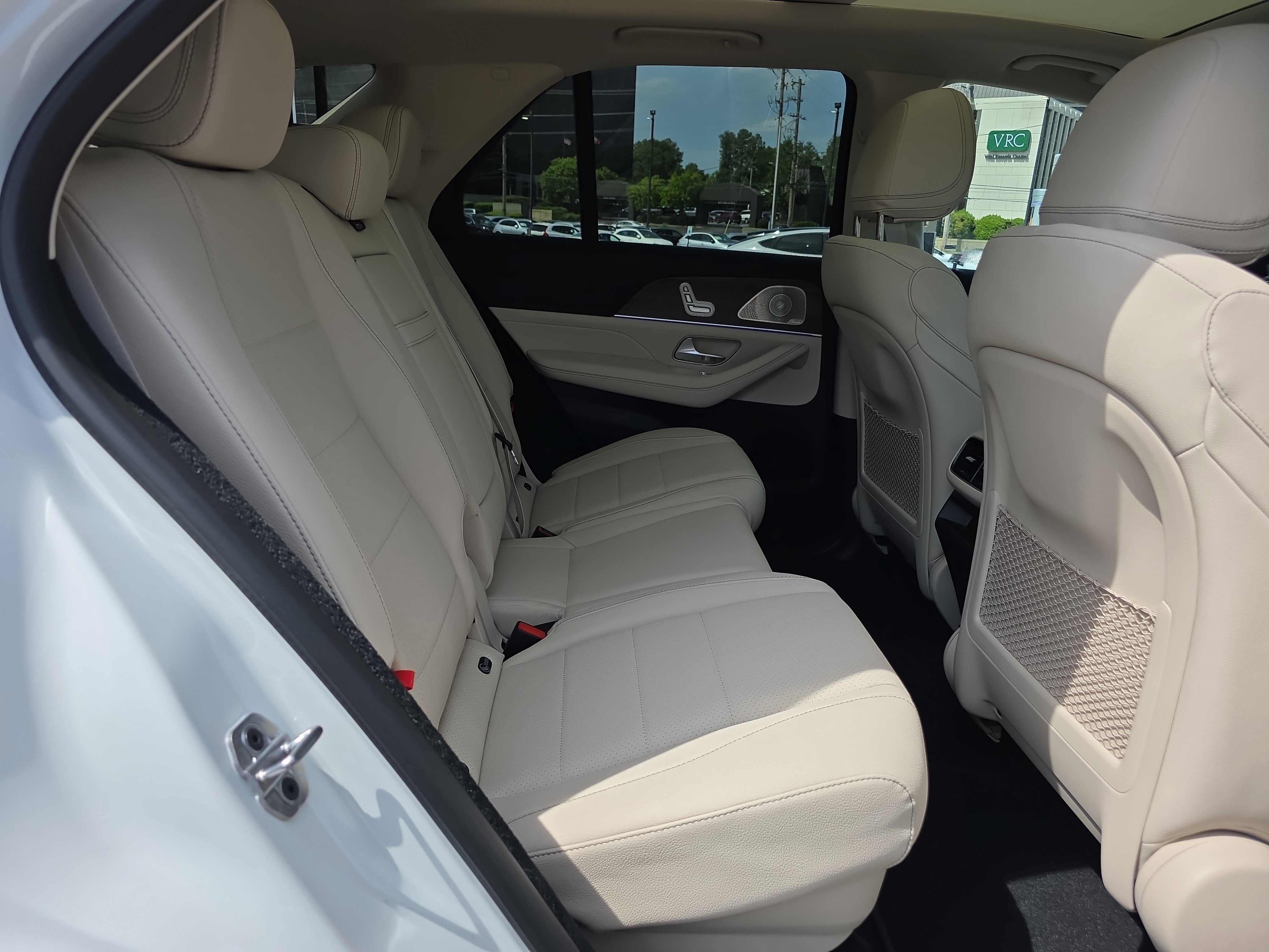 New 2026 MANUFAKTUR Moonlight White Metallic Mercedes-Benz GLE 450 image 45