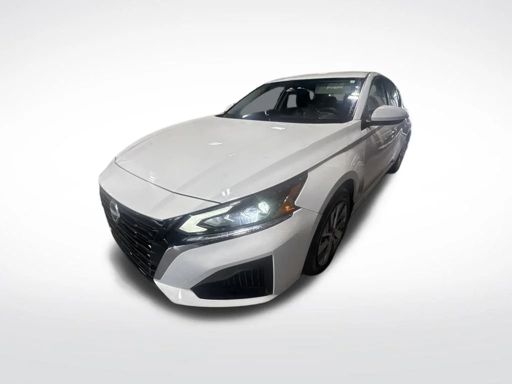 Used 2023 White Nissan 2.5 S image 4