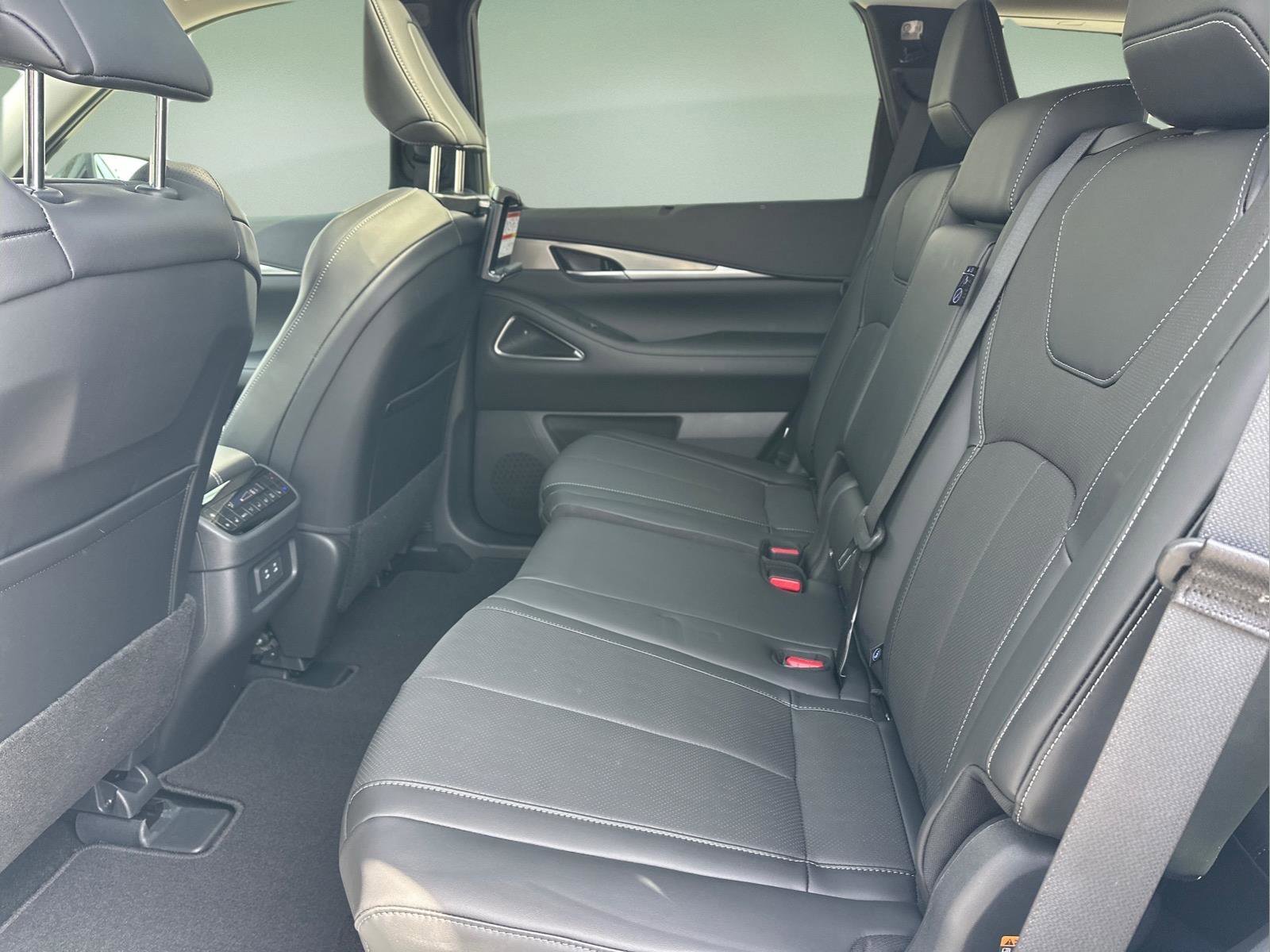 New 2026 Radiant White INFINITI LUXE image 15
