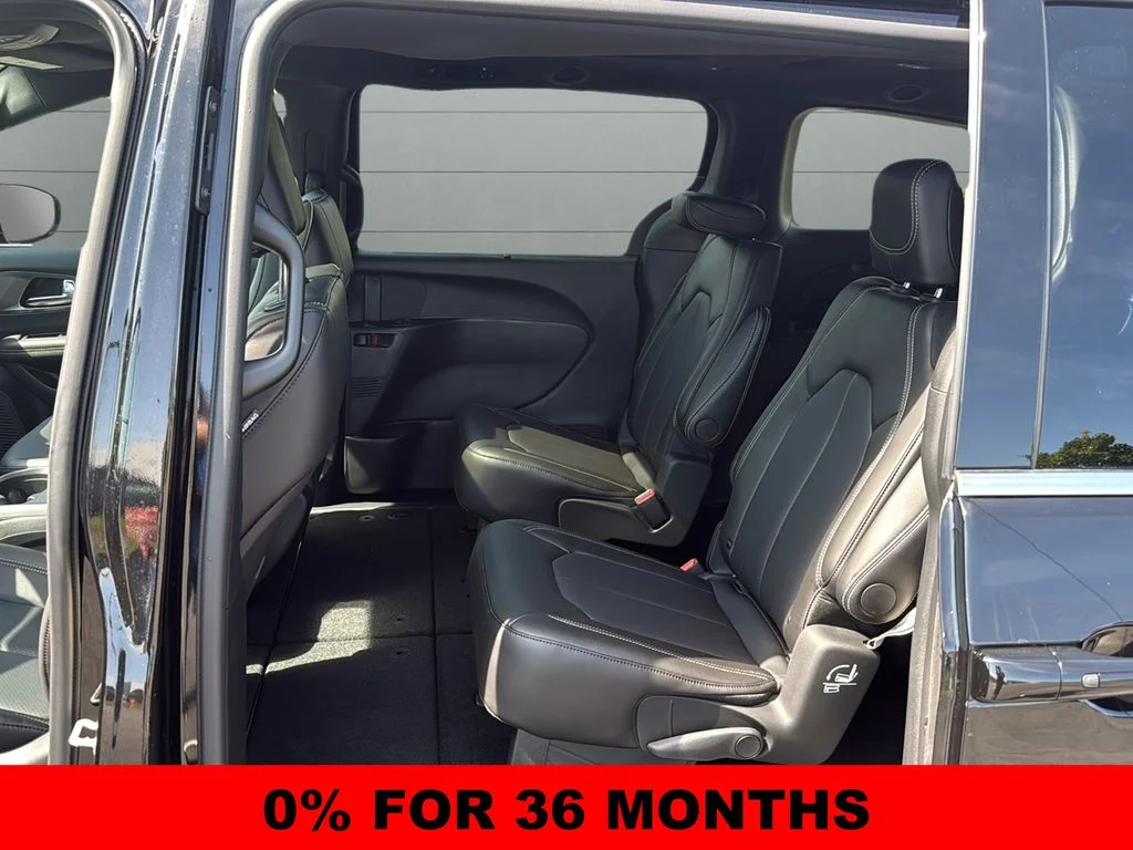 New 2026 Diamond Black Crystal Pearl-Coat Exterior Paint Chrysler Select image 17