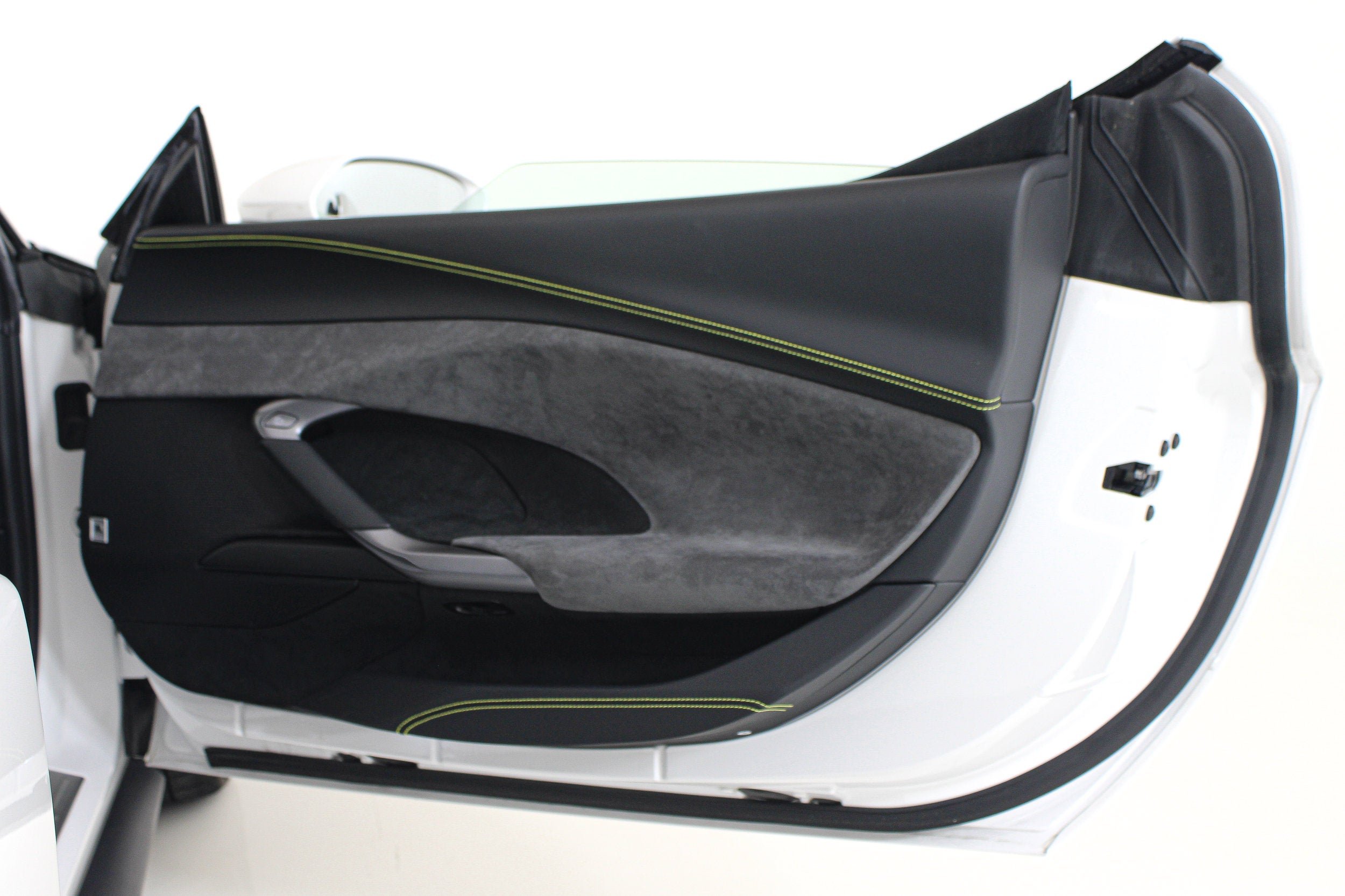 Used 2025 Bianco Cervino Ferrari  image 24