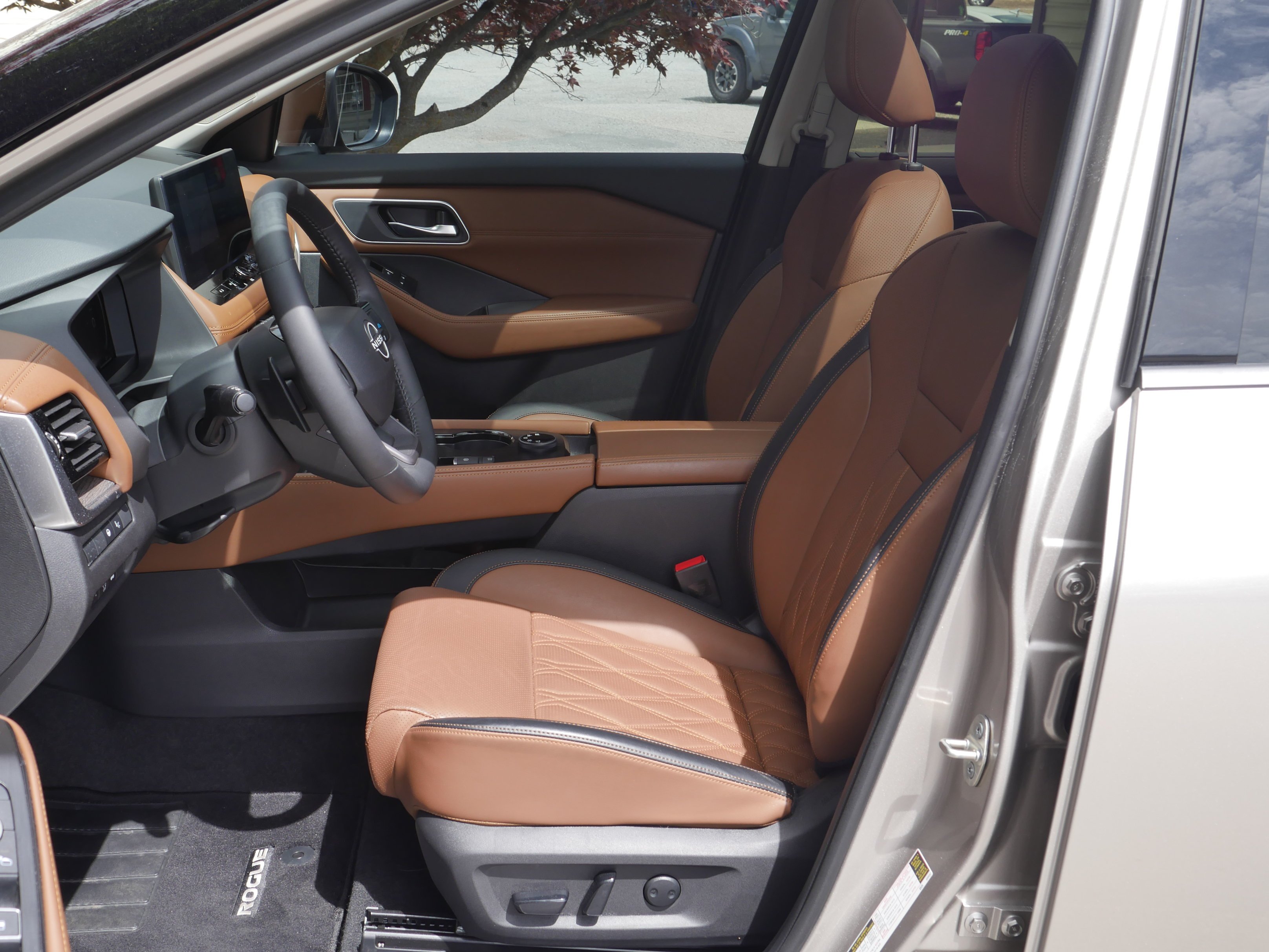 Certified Used 2025 Champagne Silver Metallic/Super Black Nissan Platinum image 3