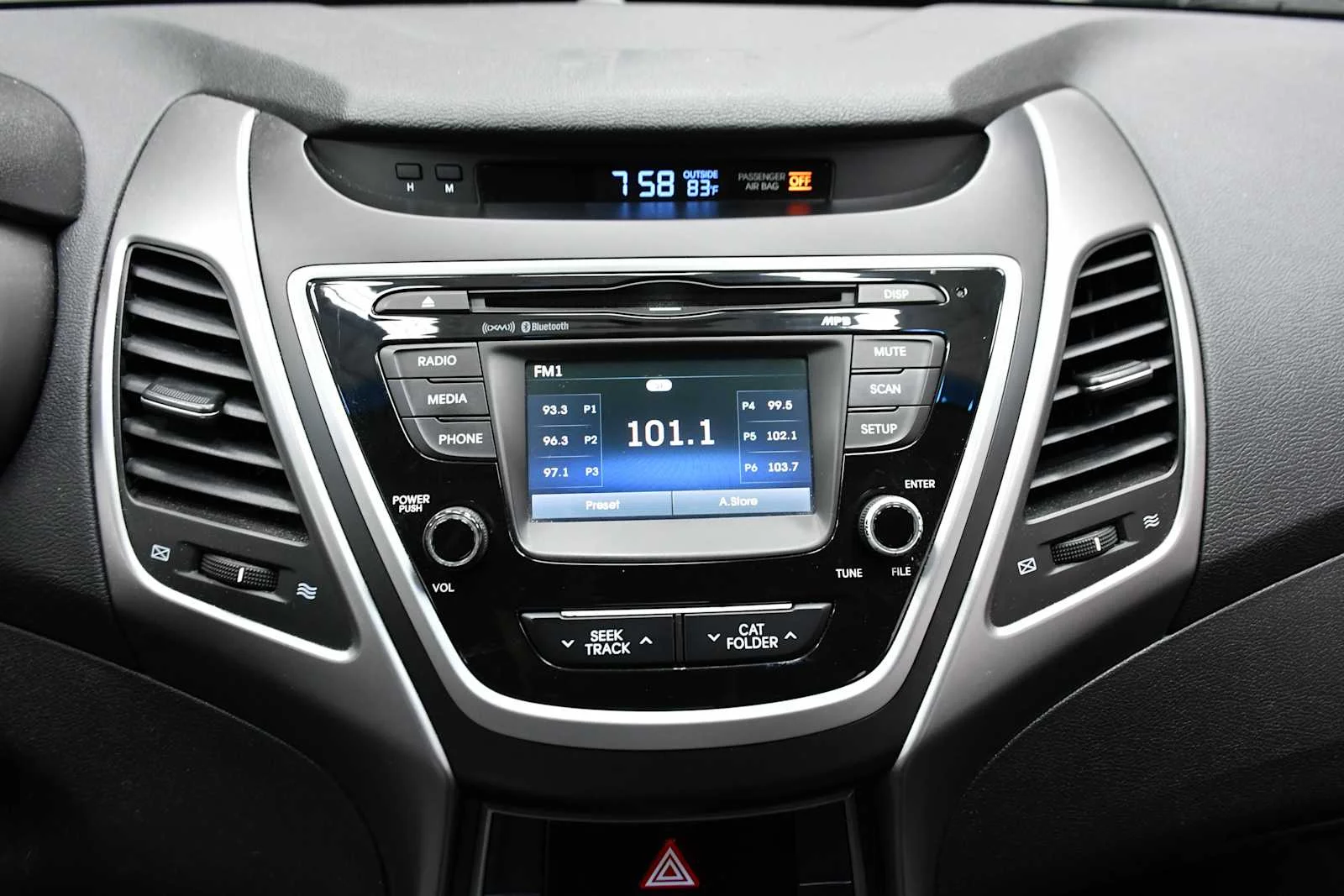 Used 2015 Shale Gray Metallic Hyundai SE image 17