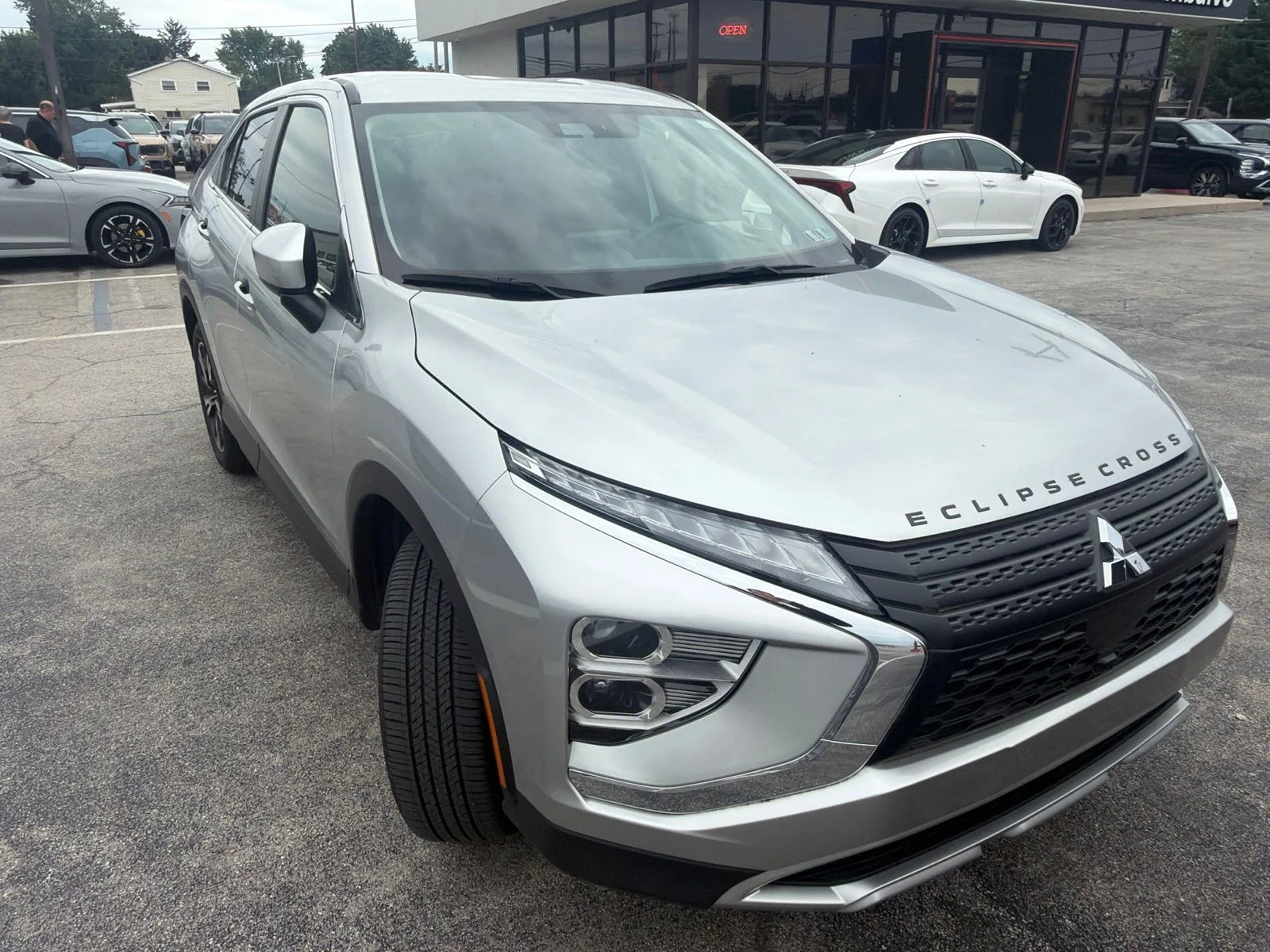 Used 2024 Silver Mitsubishi SE image 3