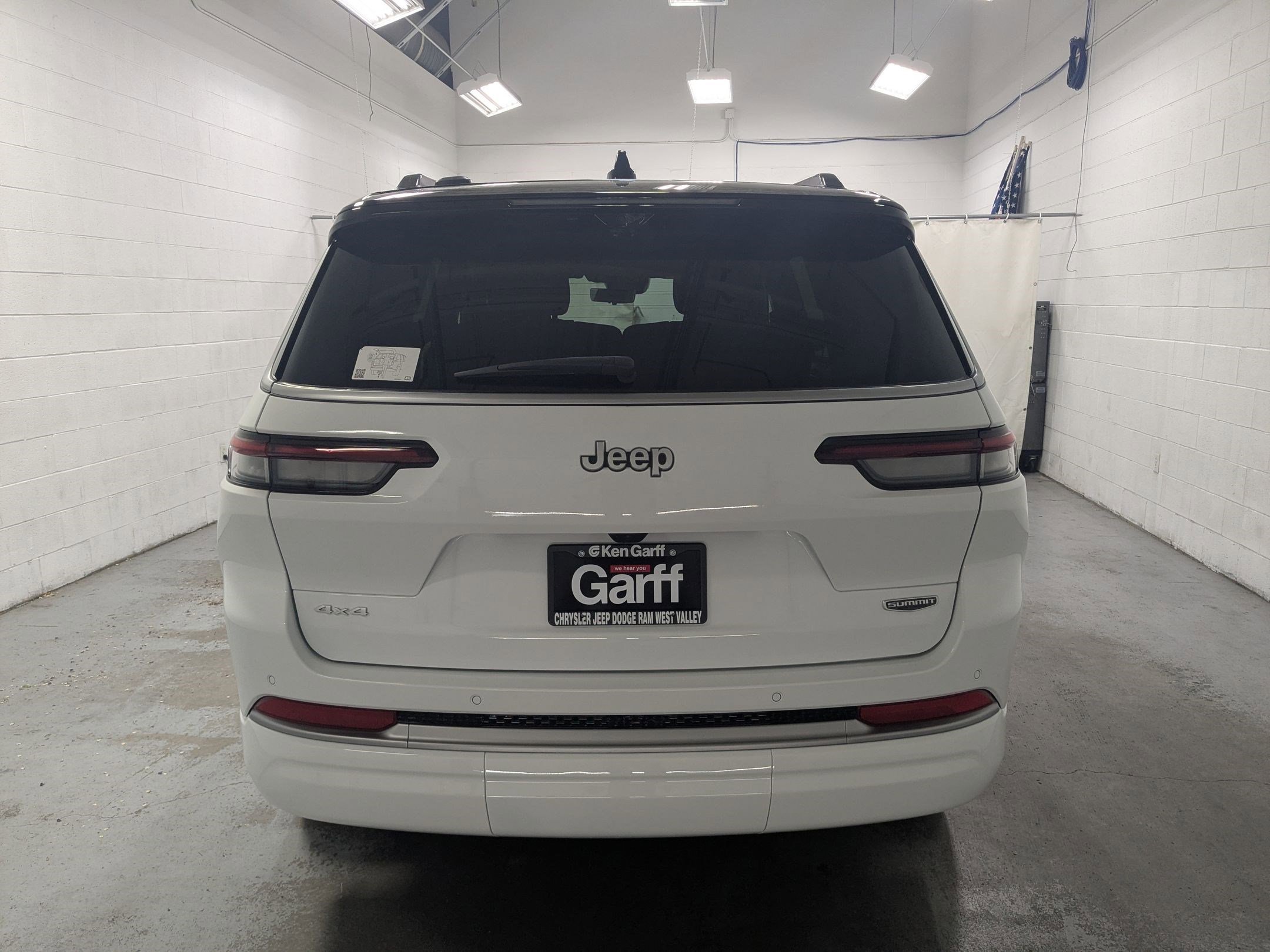 New 2026 Bright White Clear-Coat Exterior Paint Jeep Summit image 5