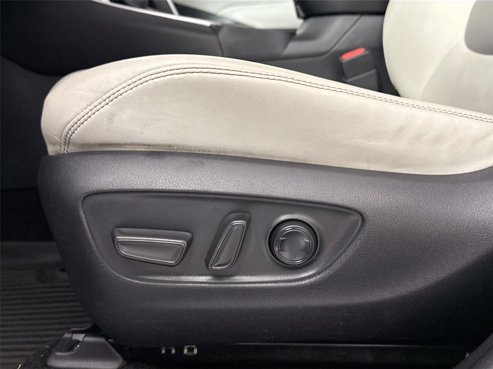 Used 2020 Magnetic Gray Metallic Toyota XLE Premium image 27