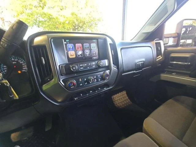 Used 2018 Silver Ice Metallic Chevrolet LT image 5