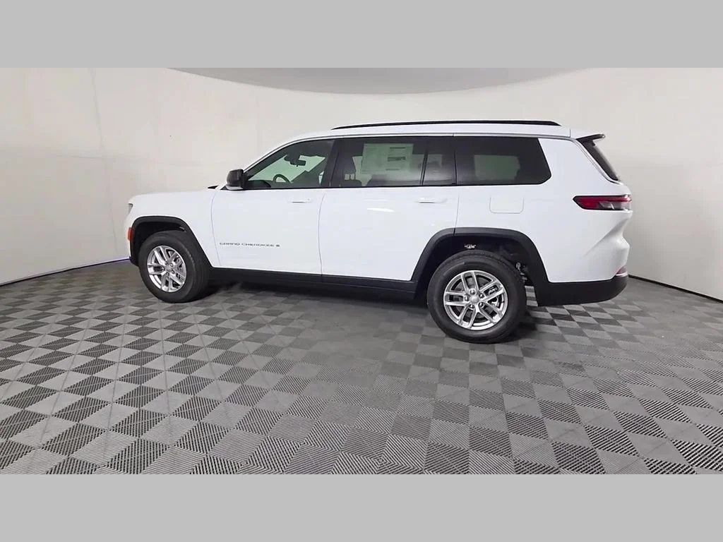 New 2026 Bright White Clear-Coat Exterior Paint Jeep Laredo X image 33