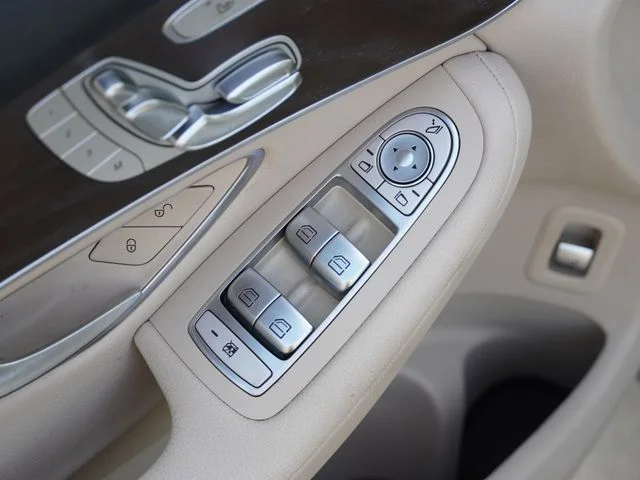 Used 2019 White Mercedes-Benz GLC 300 image 21