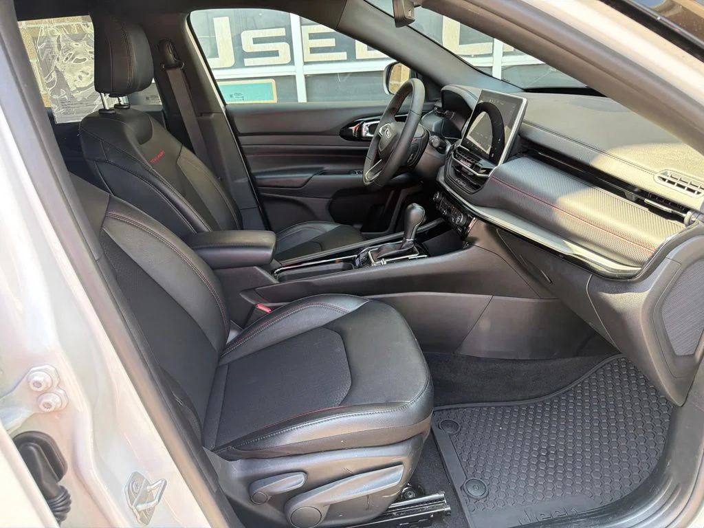 Used 2025 White Jeep Trailhawk image 22