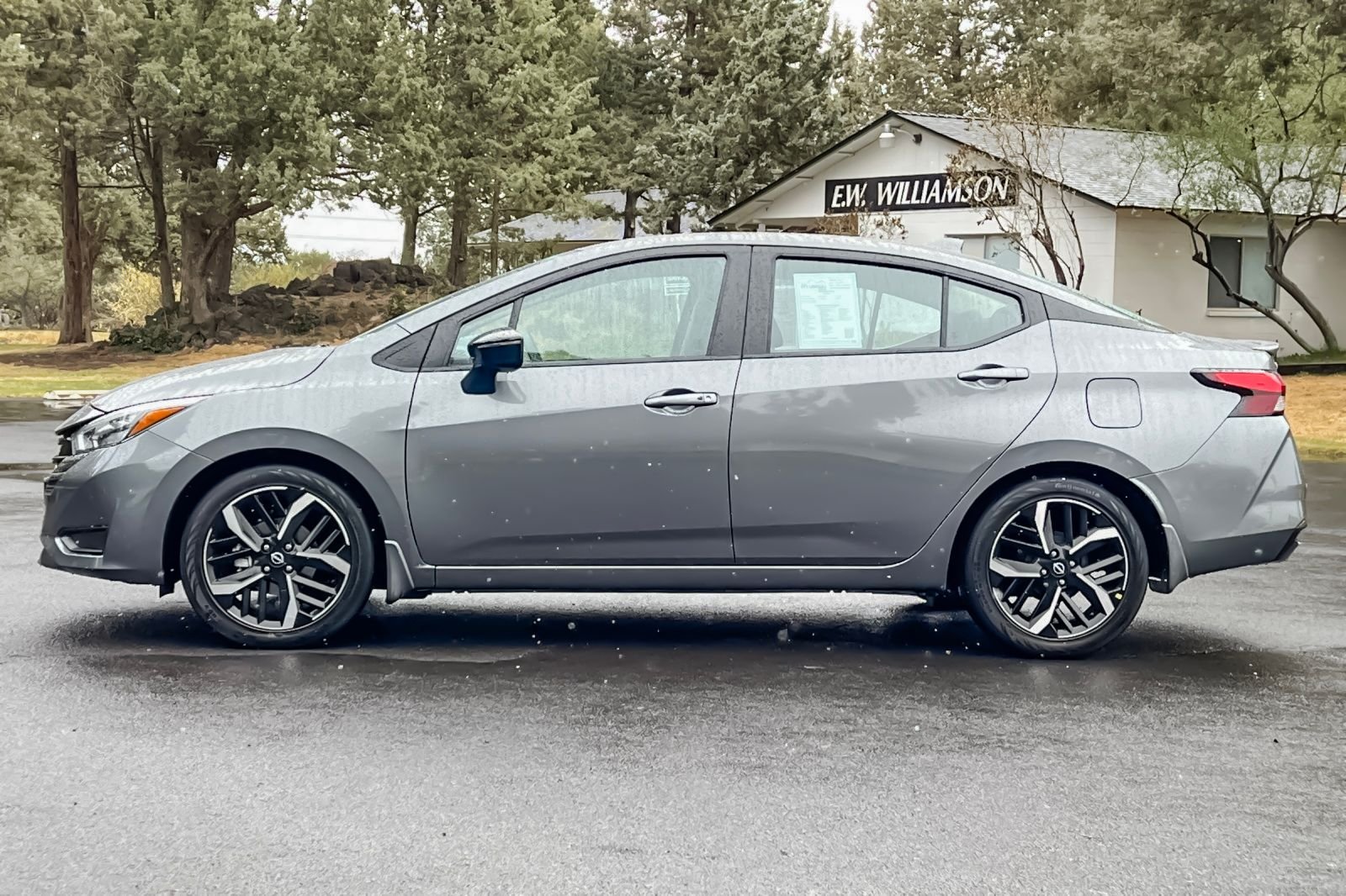 2025 Nissan Versa Sedan SR - Photo 8