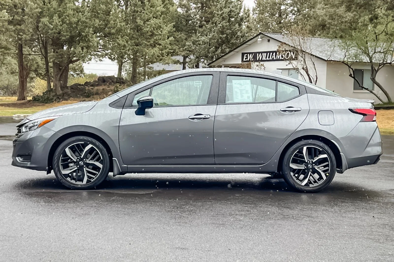 2025 Nissan Versa Sedan SR - Photo 8