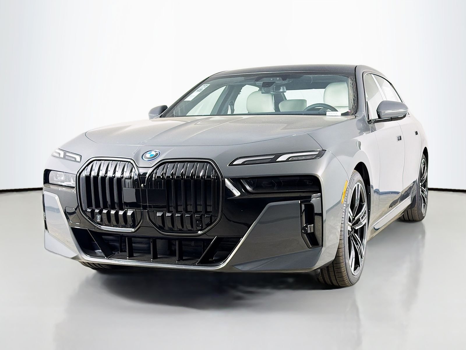 New 2026 Dravit Grey Metallic BMW xDrive60 image 3