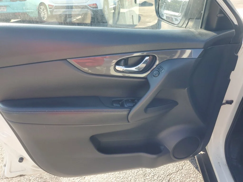 Used 2020 White Nissan SV image 17