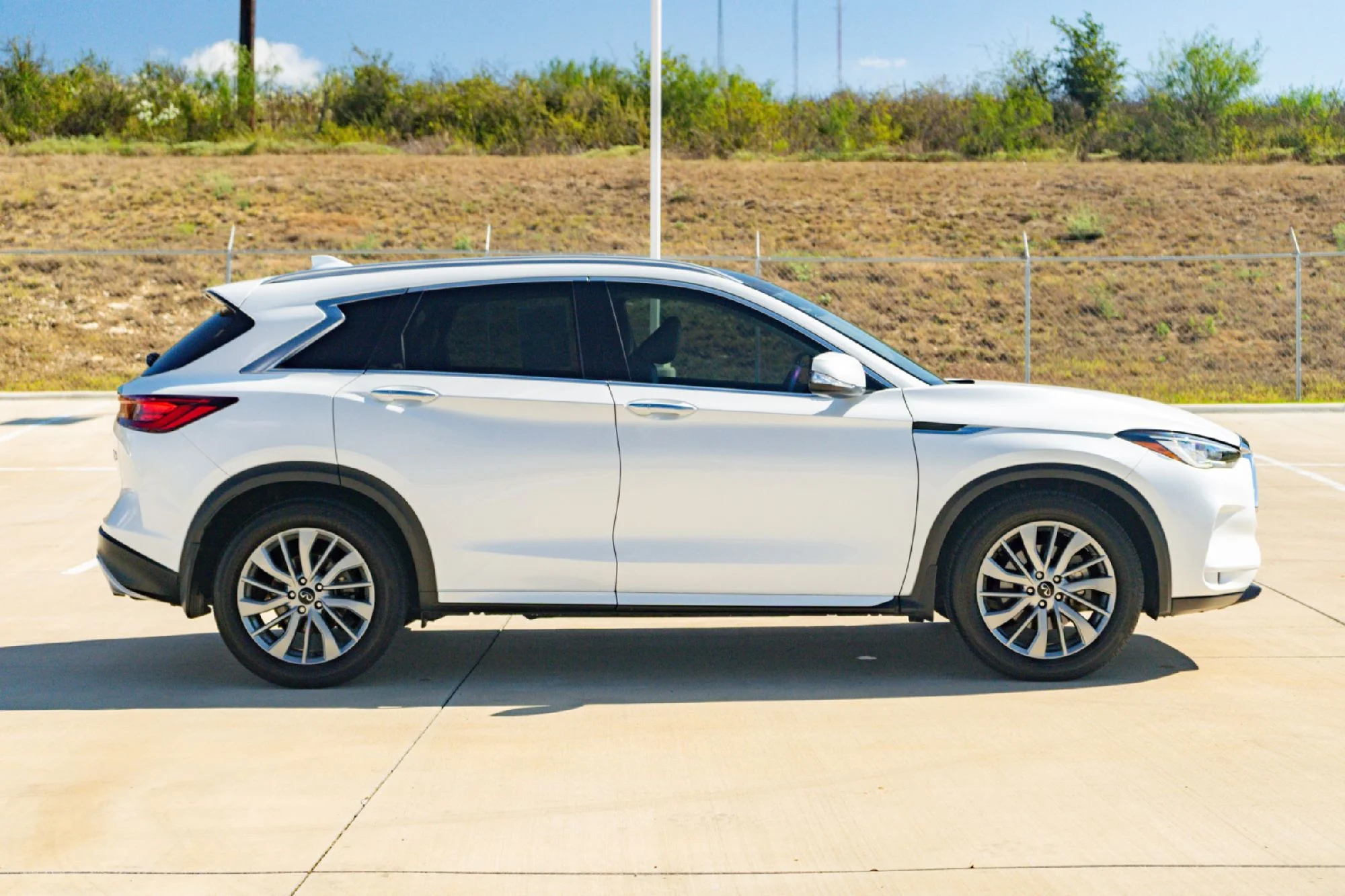 Certified Used 2025 White INFINITI LUXE image 4