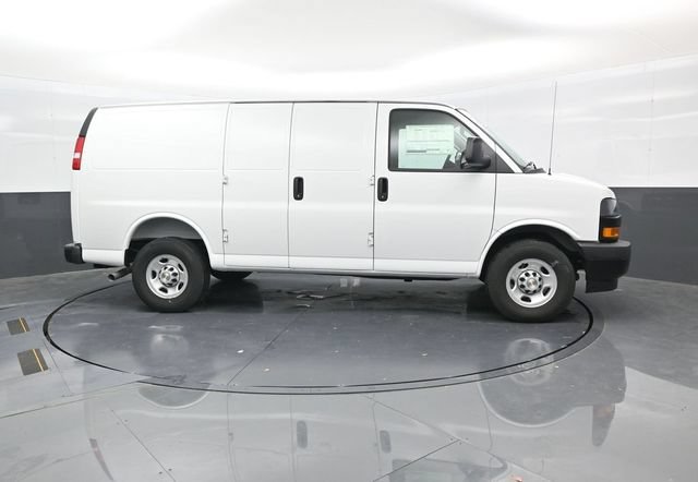 New 2025 Summit White Chevrolet WT image 8