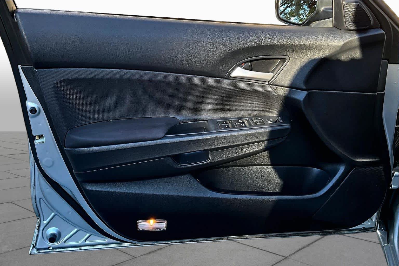 Used 2012 Alabaster Silver Metallic Honda SE image 20