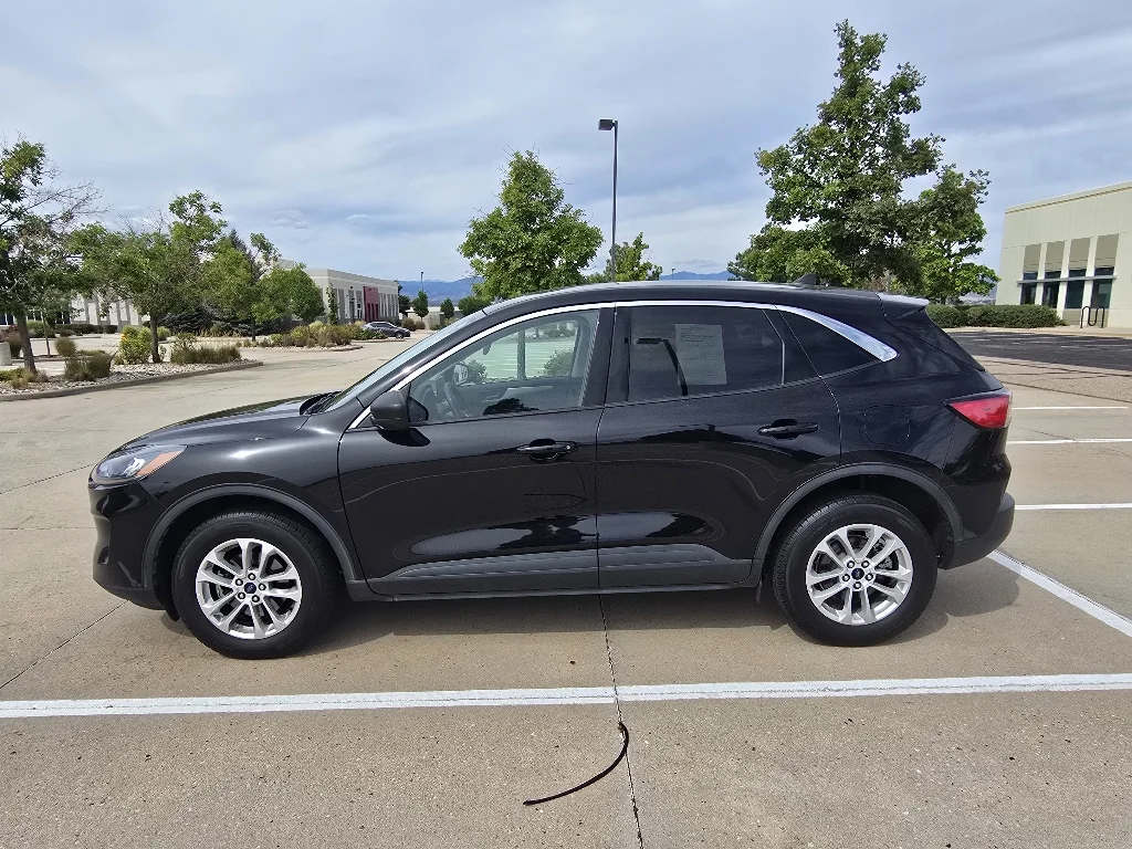 Used 2022 Agate Black Metallic Ford SE image 2