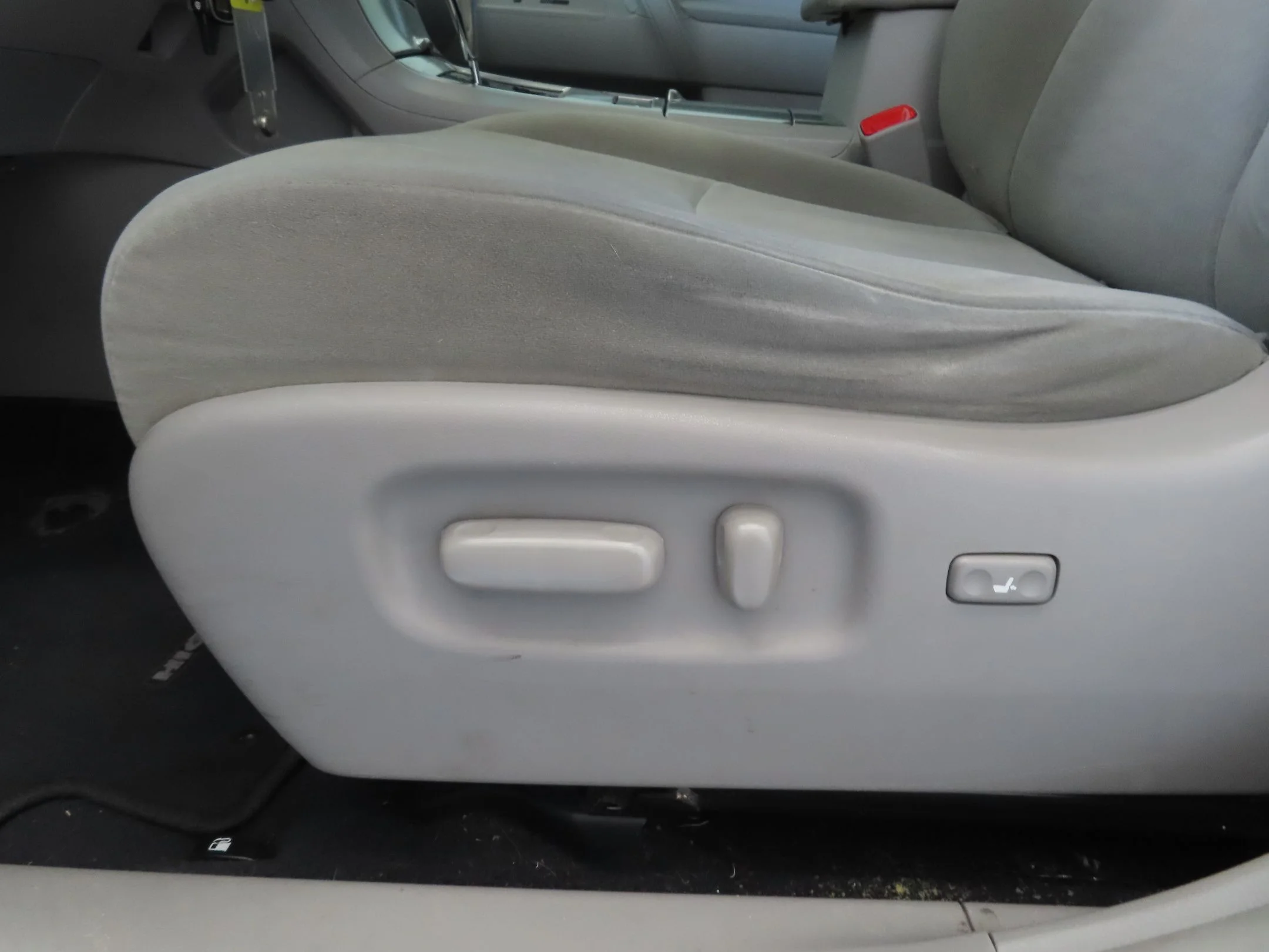 Used 2012 White Toyota Base image 12
