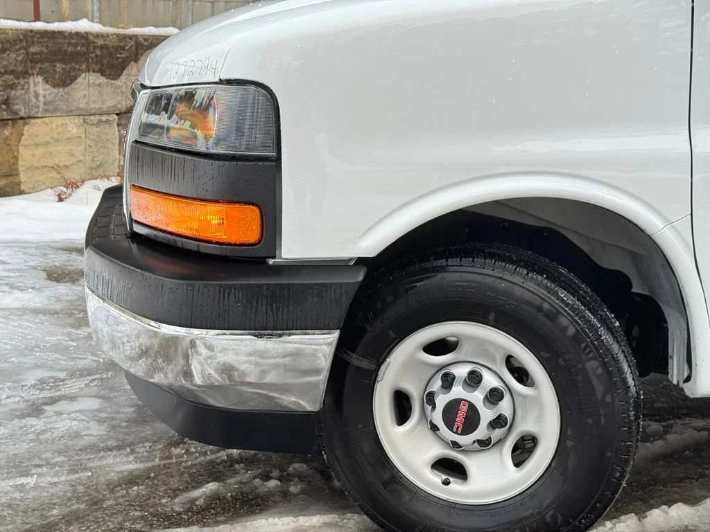New 2025 Summit White GMC 1WT image 3