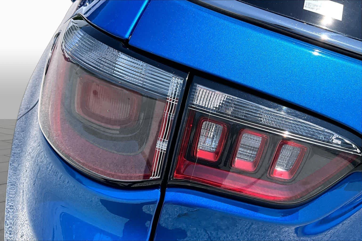 Used 2018 Laser Blue Pearlcoat Jeep Latitude image 27