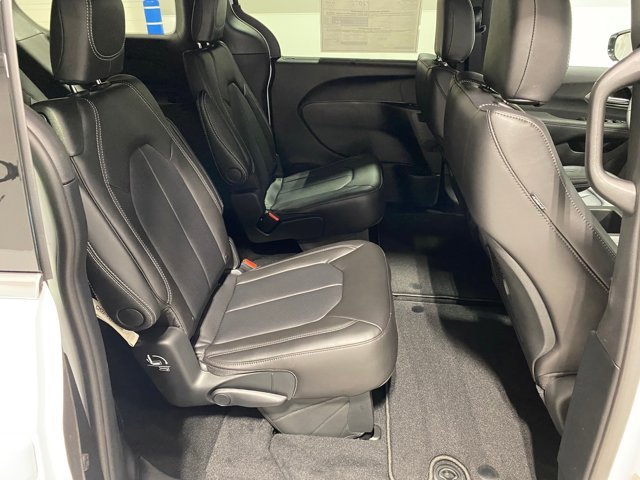 2026 Chrysler Pacifica Select - Photo 21