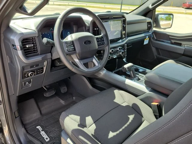 New 2026 Carbonized Gray Metallic Ford XLT image 15