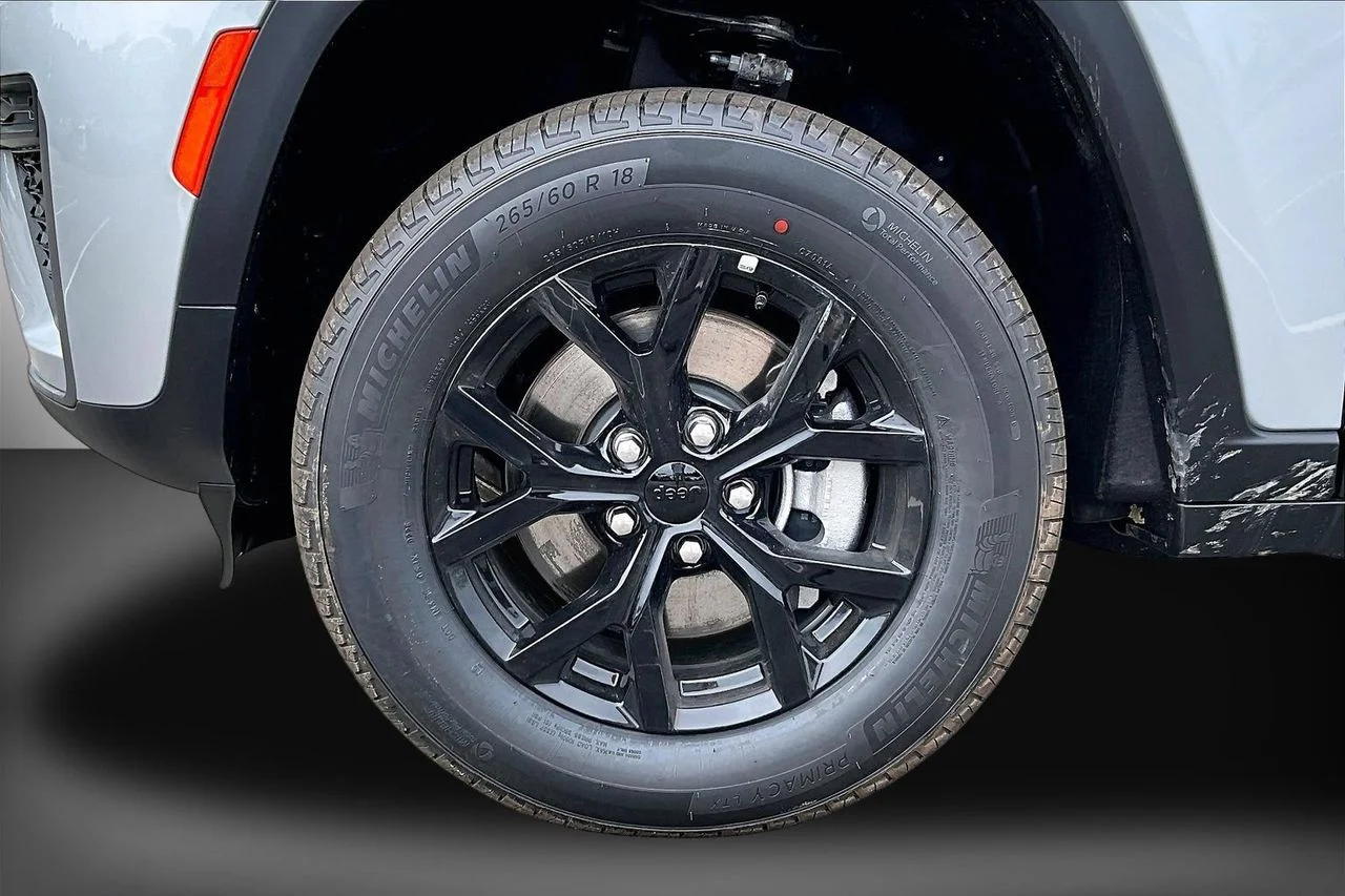 New 2026 Silver Zynith Exterior Paint Jeep Altitude image 31