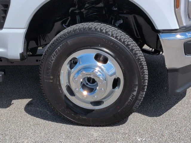 New 2027 Oxford White Ford F-350® Lariat® image 11