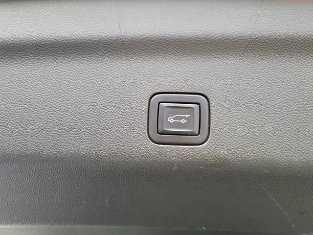 Used 2022 White Frost Tricoat GMC Denali image 7