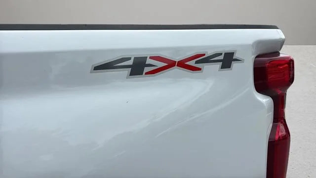 Used 2025 Summit White Chevrolet LT image 39